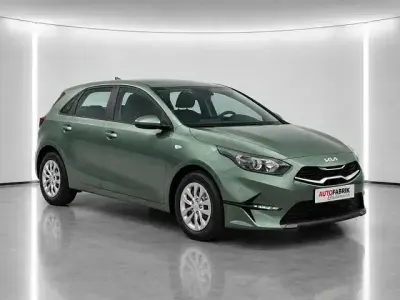 Neu Kia Ceed Gold 140 PS (102 kW) 2025 Grün Kleinwagen
