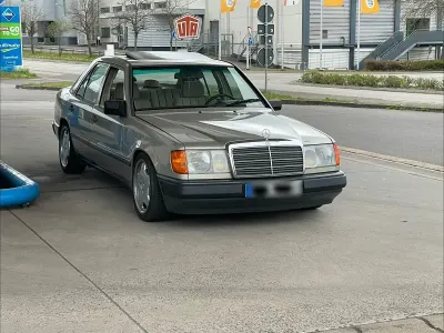 Używany Mercedes E230 131 KM (96 kW) 1988 Złoty Sedan/Limuzyna