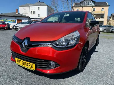 Używany Renault Clio IV 73 KM (53 kW) 2013 Czerwony Sedan/Limuzyna