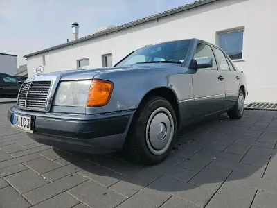 Gebraucht Mercedes E200 120 PS (88 kW) 1992 Blau Limousine