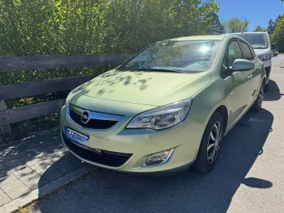 Używany Opel Astra Edition 101 KM (74 kW) 2010 Zielony Sedan/Limuzyna
