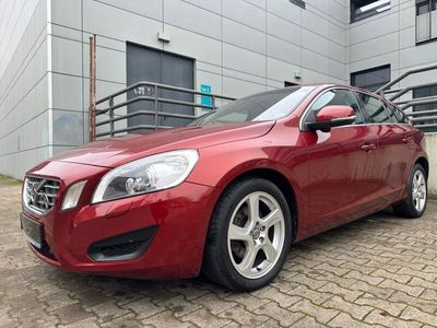 gebraucht Volvo V60 DRIVe MOMENTUM AHK/BIXENON/NAVI/PDC/TOT/ACC