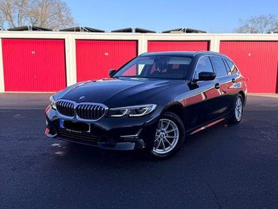 Schwarz Gebraucht 2019 BMW 320 Luxury Line Kombi | 20.800 € (Teuer)
