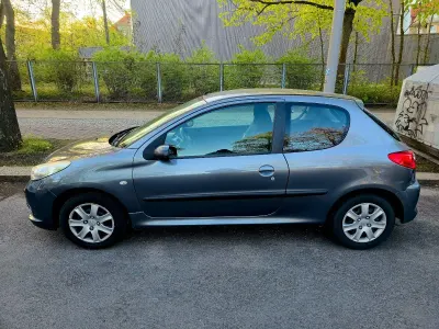 Gebraucht Peugeot 206 60 PS (44 kW) 2011 Grau Kleinwagen