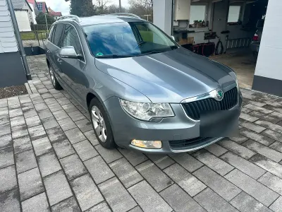 Gebraucht Skoda Superb 124 PS (91 kW) 2011 Grau Kombi