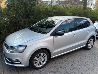 Usado VW Polo Comfortline 90 HP (66 kW) 2017 Prateado Sedan