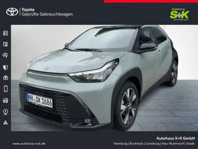 Neu Toyota Aygo X 117 PS (86 kW) 2026 Urban khaki / night sky black (schwarz) SUV