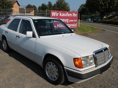 Gebraucht Mercedes 200 118 PS (86 kW) 1992 Weiß Limousine