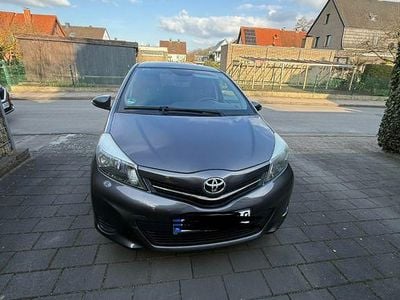 Gebraucht Toyota Yaris Life 99 PS (72 kW) 2012 Grau Kleinwagen