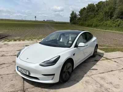 Gebraucht Tesla Model 3 Standard Range 239 kW (325 PS) 2021 Weiß Limousine