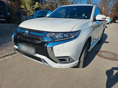 Gebraucht Mitsubishi Outlander P-HEV 135 PS (99 kW) 2021 Weiß Kombi