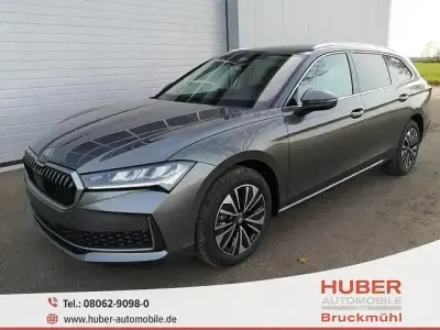 Neu Skoda Superb Selection 193 PS (141 kW) 2025 Graphitgrau metallic Kombi