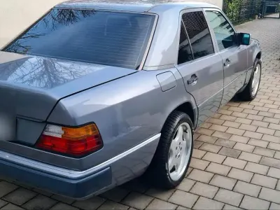 Gebraucht Mercedes E230 136 PS (100 kW) 1990 Grau Limousine