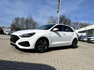 Gebraucht Hyundai i30 Trend 160 PS (117 kW) 2023 Atlas white metallic Limousine