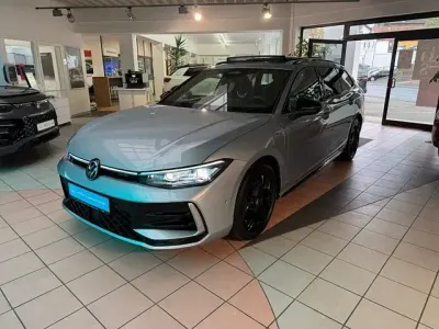 Gebraucht VW Passat R-line 177 PS (130 kW) 2025 Dolomit silber Kombi