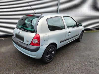 Gebraucht Renault Clio II 75 PS (55 kW) 2002 Silber Kleinwagen