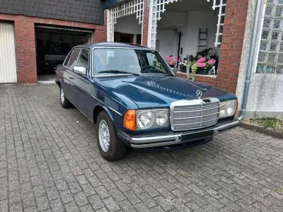 Gebraucht Mercedes 250 140 PS (102 kW) 1982 Blau Limousine