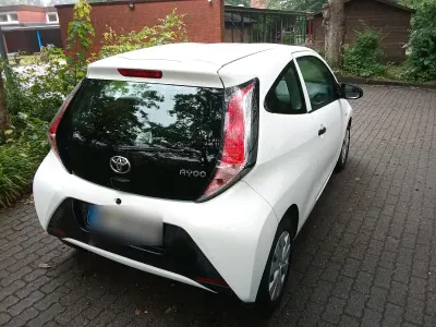 Gebraucht Toyota Aygo 69 PS (50 kW) 2015 Weiß Kleinwagen