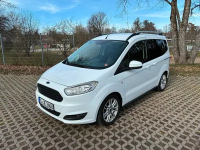 Używany Ford Tourneo Courier Titanium 101 KM (74 kW) 2015 Biały Minivan