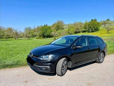 Gebraucht VW Golf VII Comfortline 110 PS (80 kW) 2018 Blau Kombi