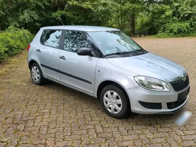 Gebraucht Skoda Fabia 60 PS (44 kW) 2010 Silber Kleinwagen