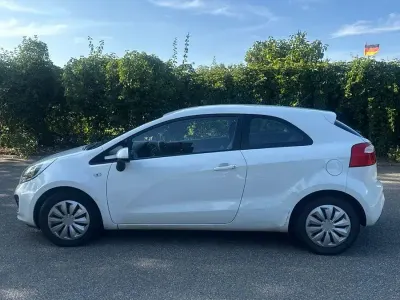 Gebraucht Kia Rio Edition 7 109 PS (80 kW) 2012 Weiß Limousine