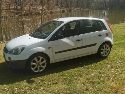 Usata Ford Fiesta 69 CV (50 kW) 2006 Bianco Utilitaria