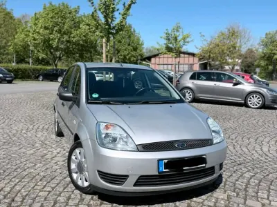 Gebraucht Ford Fiesta 70 PS (51 kW) 2004 Silber Kleinwagen