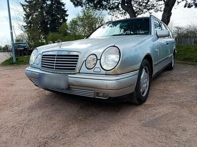 Second-hand Mercedes E230 Elegance 150 CP (110 kW) 1997 Argintiu Break
