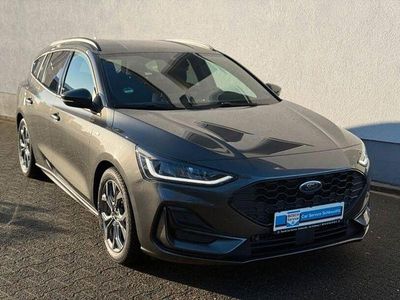 Grau Gebraucht 2024 Ford Focus ST-Line Kombi | 21.979 € (Guter Preis)