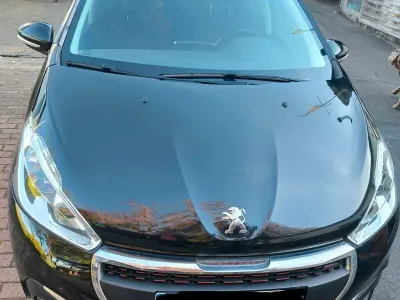 Gebraucht Peugeot 208 Allure 120 PS (88 kW) 2017 Schwarz Kleinwagen