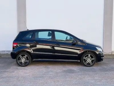 Gebraucht Mercedes B180 116 PS (85 kW) 2011 Schwarz Kleinwagen