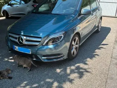 Gebraucht Mercedes B180 122 PS (89 kW) 2012 Blau Kleinwagen