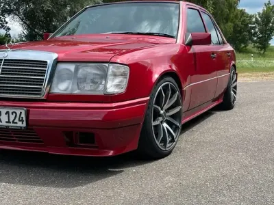 Używany Mercedes E300 195 KM (143 kW) 1990 Czerwony Sedan/Limuzyna