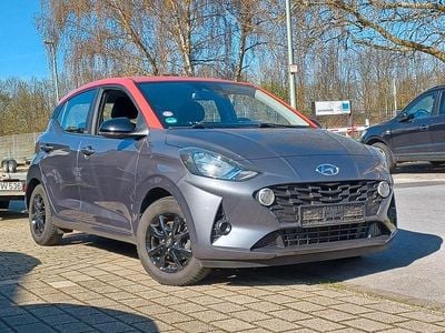 Gebraucht Hyundai i10 84 PS (61 kW) 2020 Graumet. dach rotorange Kleinwagen