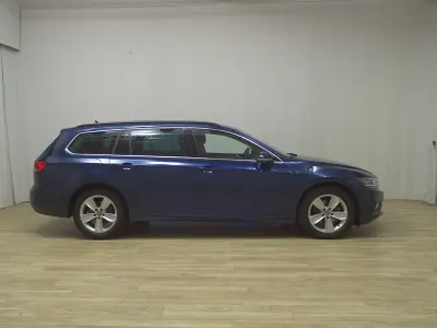 Begagnad VW Passat Business 200 HK (147 kW) 2022 Blå Kombi