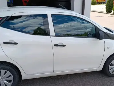 Gebraucht Toyota Aygo 69 PS (50 kW) 2015 Weiß Kleinwagen