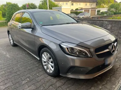 Gebraucht Mercedes A180 122 PS (89 kW) 2016 Grau Kleinwagen