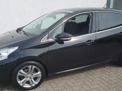 Gebraucht Peugeot 208 Allure 120 PS (88 kW) 2014 Schwarz Kleinwagen