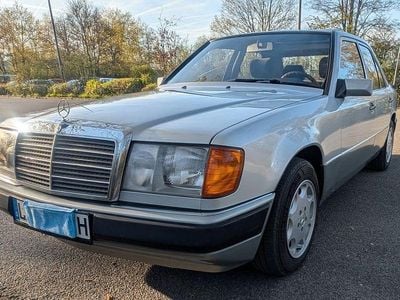 Second-hand Mercedes E230 132 CP (97 kW) 1991 Argintiu Berlinǎ