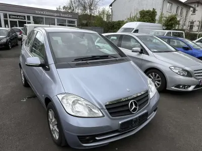 Gebraucht Mercedes A180 Elegance 116 PS (85 kW) 2011 Blau Limousine