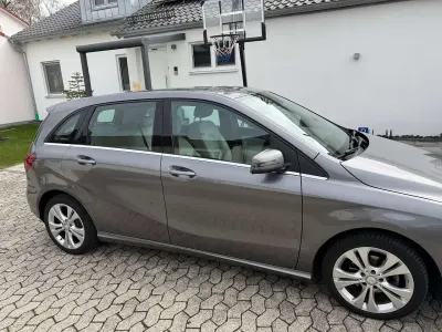 Gebraucht Mercedes B180 109 PS (80 kW) 2015 Grau Kleinwagen