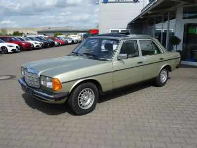 Gebraucht Mercedes E230 136 PS (100 kW) 1982 Grünmetallic Limousine