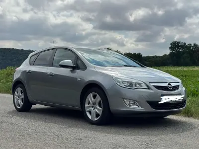 Gebraucht Opel Astra Design Edition 140 PS (102 kW) 2011 Grau Limousine