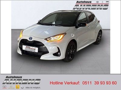 Gebraucht Toyota Yaris Hybrid Style 116 PS (85 kW) 2023 Platinweiss metallic, dach schwarz (metallic) Kleinwagen