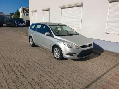 Gebraucht Ford Focus Style 110 PS (80 kW) 2010 Polarsilber metallic Kombi