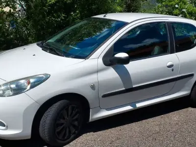 Gebraucht Peugeot 206+ 68 PS (50 kW) 2012 Weiß Kleinwagen