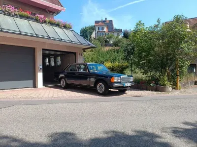 Gebraucht Mercedes E230 136 PS (100 kW) 1984 Blau Limousine