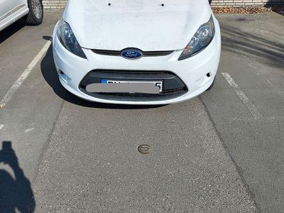 Gebraucht Ford Fiesta Trend 60 PS (44 kW) 2012 Weiß Kleinwagen