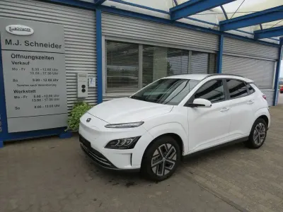 Gebraucht Hyundai Kona Trend 100 kW (136 PS) 2023 Atlas white / sol SUV